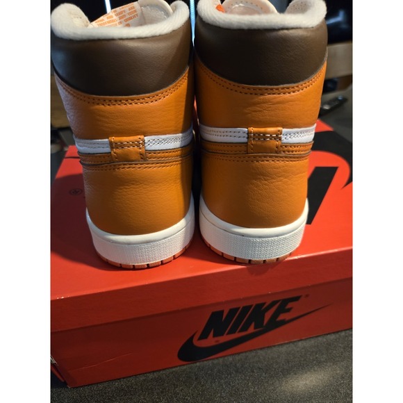 Air Jordan 1 Retro High OG  Nike Air Jordan 1 Retro High OG Starfish Orange White WMNS 7.5 Worn Once OG Box